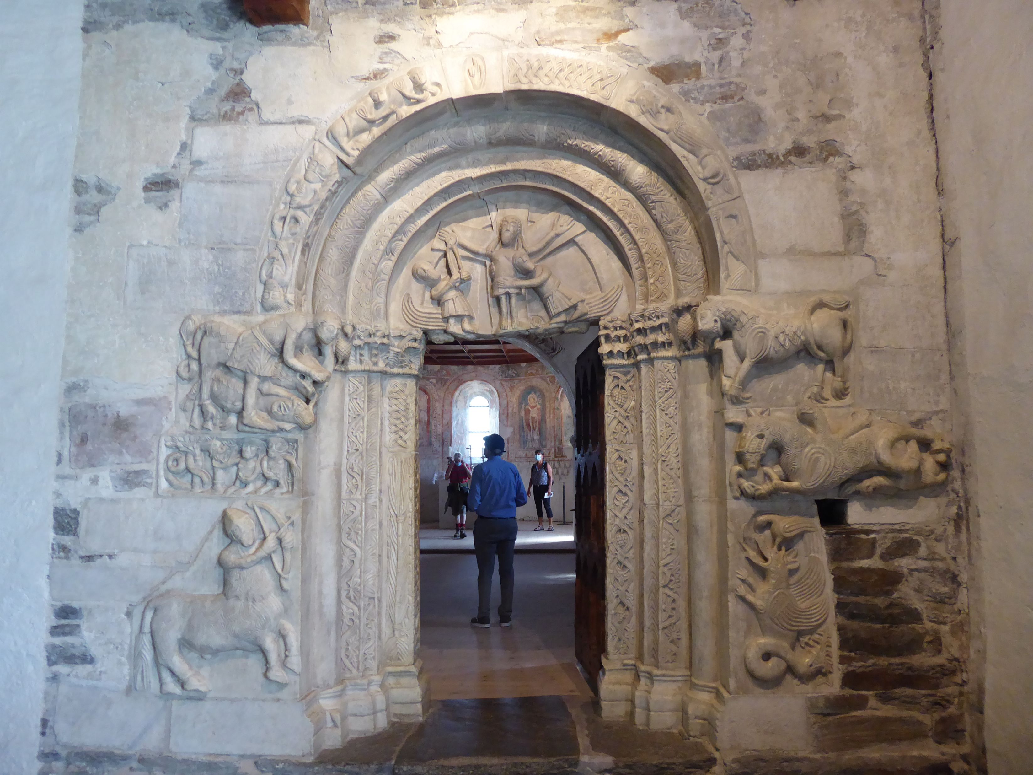 Romanisches Portal im Schloss Tirol Romanisches Portal im Schloss Tirol